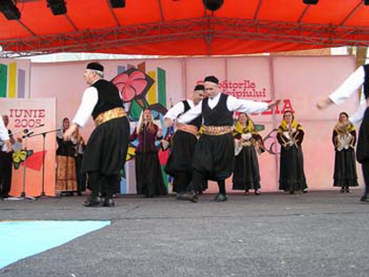 2005 - Ansamblul folcloric \'\'New Krini Group Agia Paraskevi\'\' - Grecia